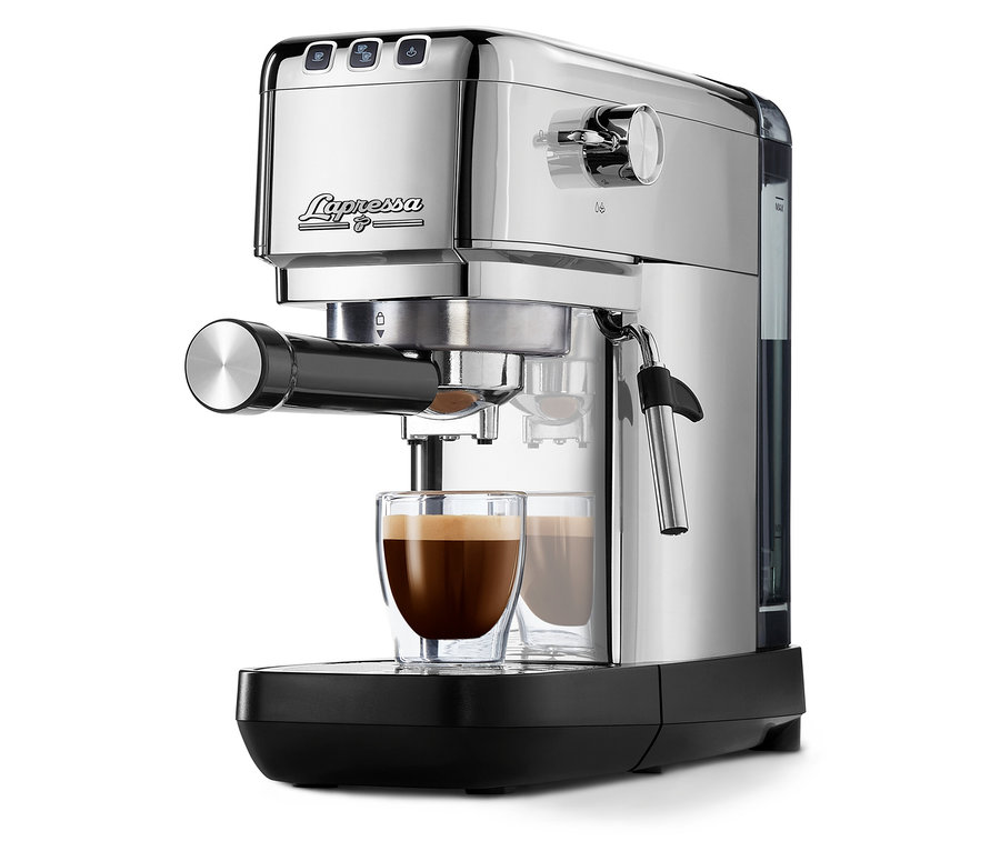 Machine à expresso argentée Lapressa avec café dans un verre.