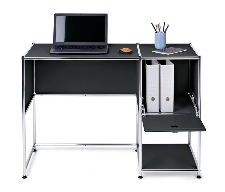 Bureau en métal « CN3 » noir avec porte abattante, avec ordinateur portable, souris, stylos et classeurs.