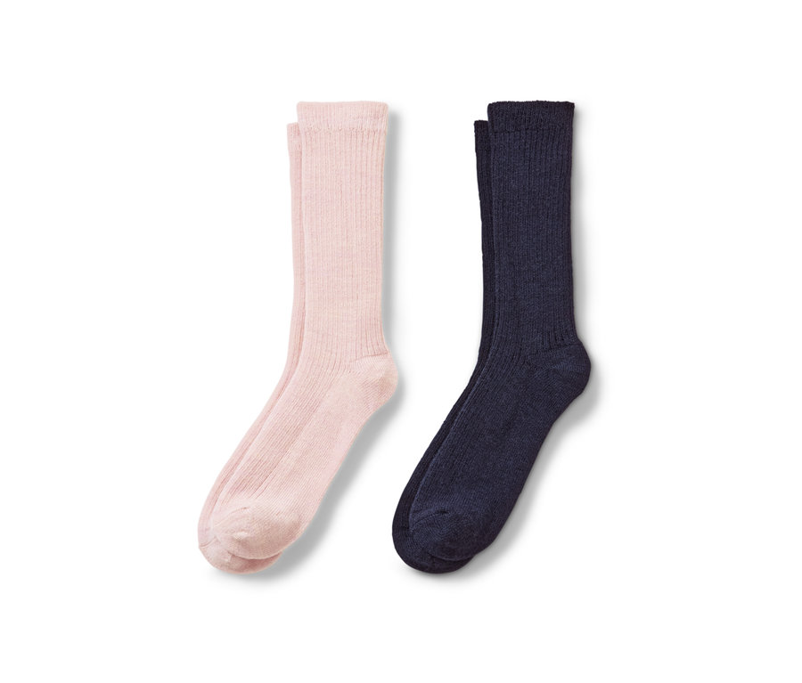 Deux paires de chaussettes côtelées, une paire rose, une paire bleu foncé.