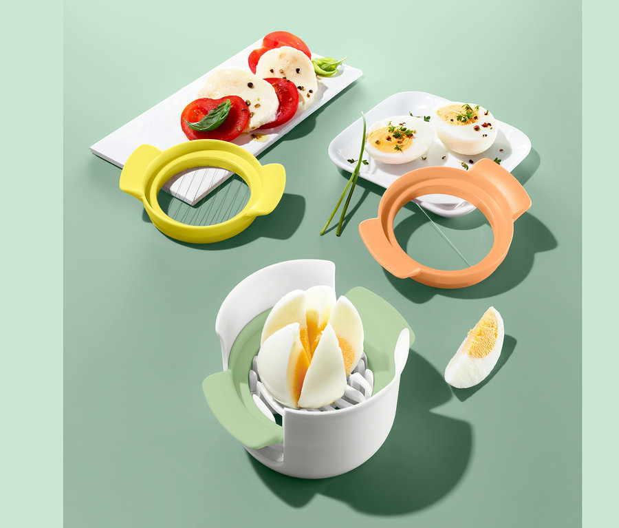 Vue d'un coupe-œuf et mozzarella 3 en 1 avec mozzarella, tomates et œufs coupés.