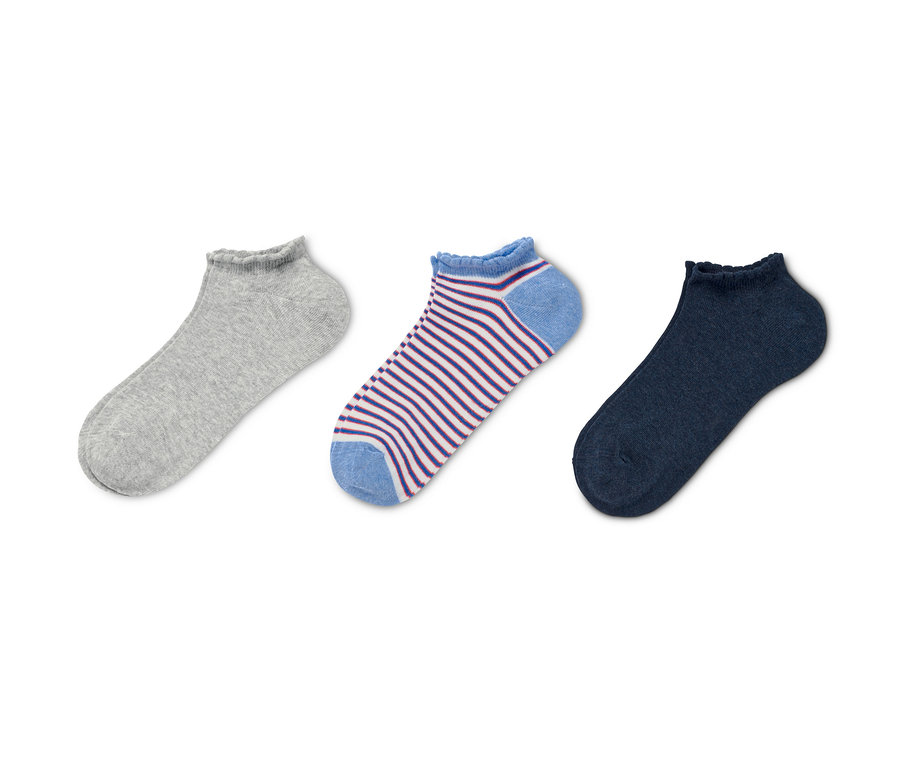 Trois paires de socquettes : une grise, une rayée bleu et blanc, et une bleu marine.