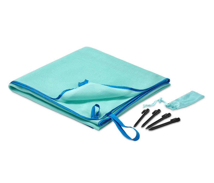 Couverture de plage anti-sable pliée avec piquets et pochette.