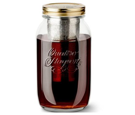 Un bocal pour infuser le café à froid « BrewJar » rempli d'une boisson, sur un fond blanc.