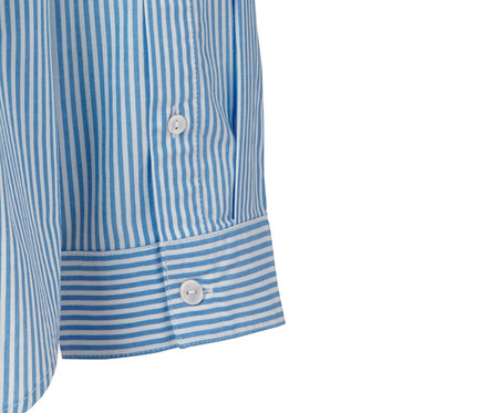 Détail d'un chemisier en popeline rayé avec des boutons.