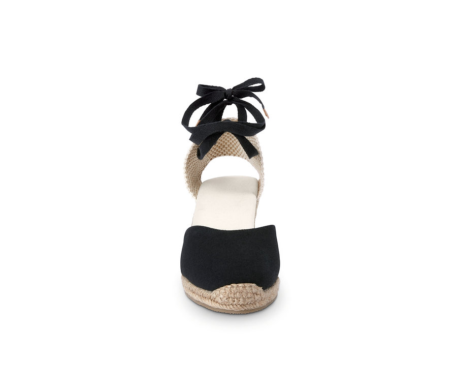 Détail d'une espadrille compensée pour femme avec un ruban noir.