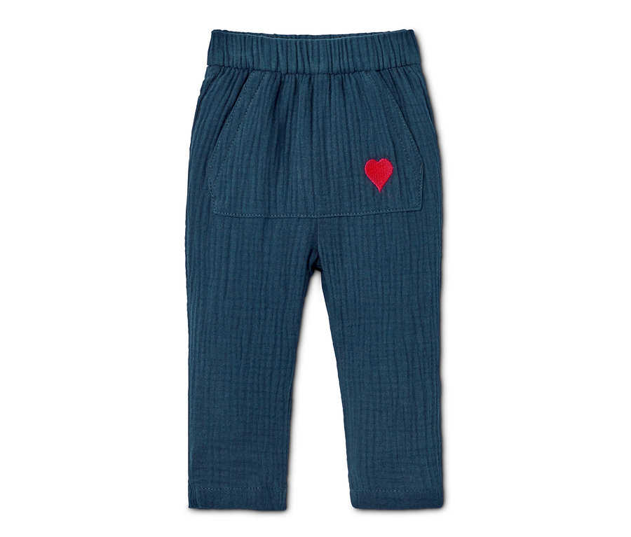 Pantalon à enfiler en coton bio bleu marine avec un cœur rouge sur la poche.