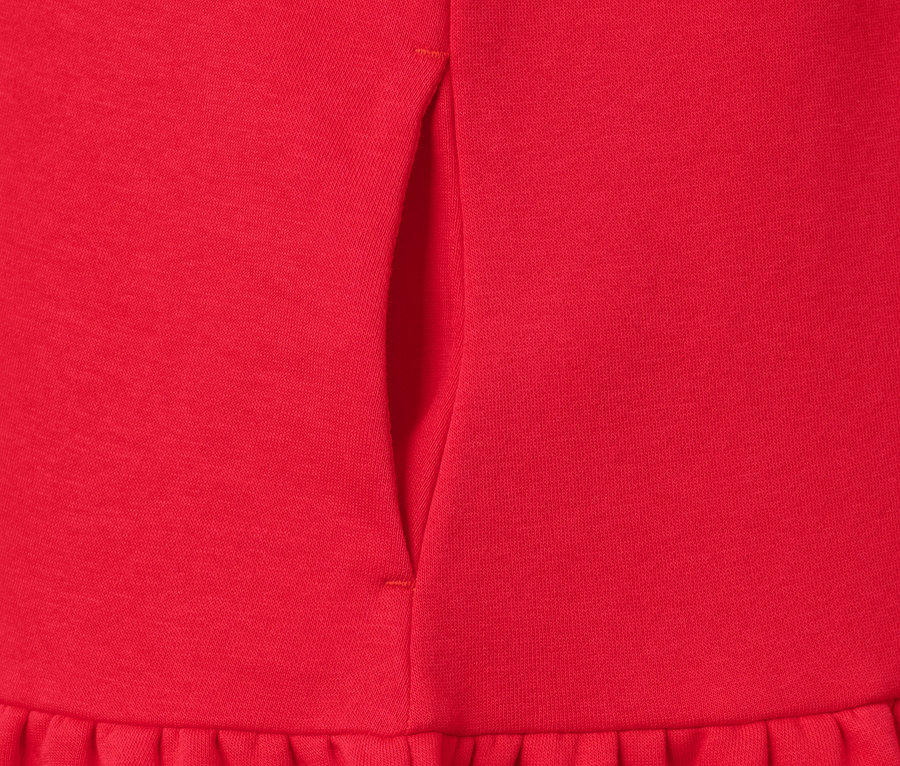 Détail d'une robe sweat rouge.