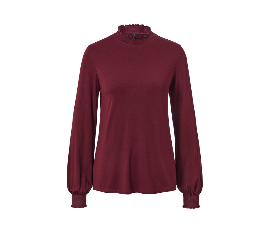 Blouse à col montant.