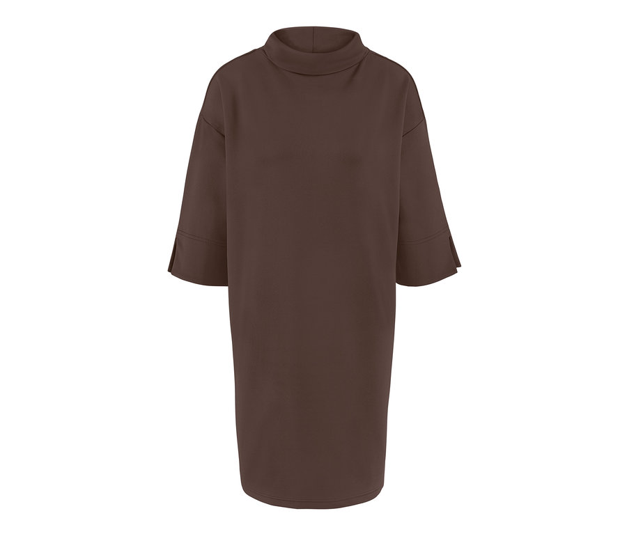Robe sweat marron à col roulé et manches courtes.