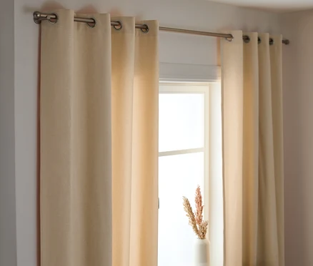 Fenêtre avec 2 rideaux sur une tringle à rideaux.