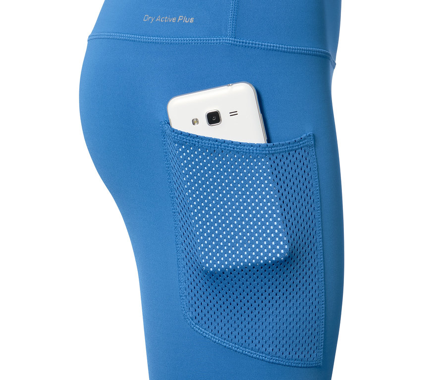 Détail d'un legging de sport bleu «
Pockets
» avec un téléphone dans la poche.