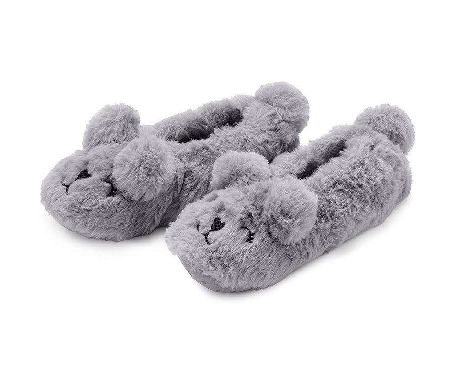 Deux chaussons gris en peluche avec un visage d'ours.
