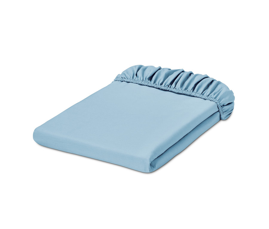 Un drap-housse en percale bleu clair de taille standard, plié sur un fond blanc.