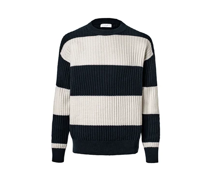 Pull en grosse maille à rayures horizontales bleu marine et blanc.