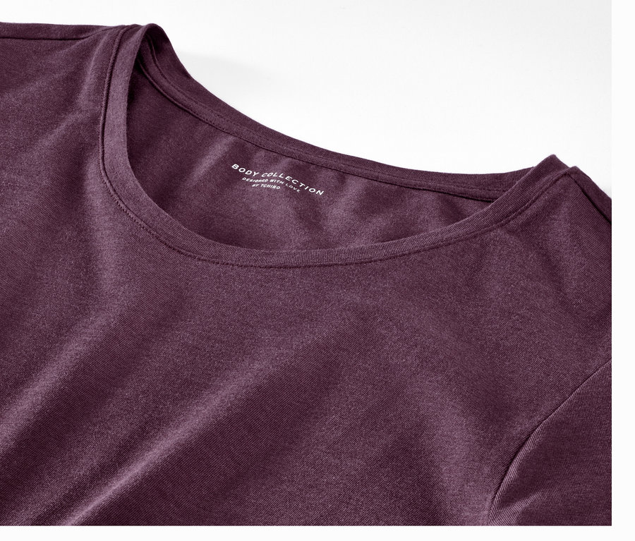 Gros plan sur une chemise de nuit violette.