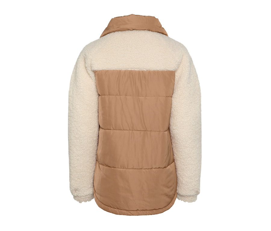 Détail du dos d'une veste matelassée avec accents teddy, couleur cognac et blanc.