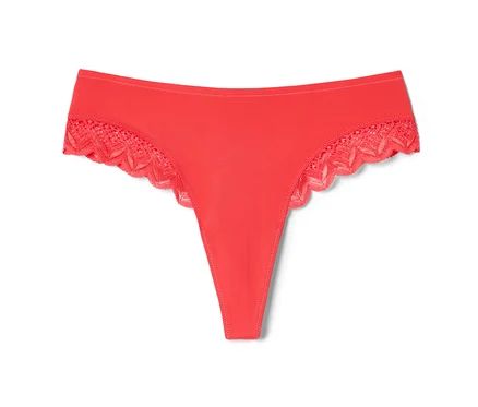 Un tanga brésilien mi-hauteur corail est posé sur un fond blanc.