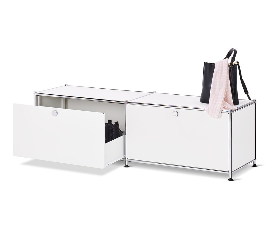 Meuble bas ouvert en métal blanc « CN3 » avec tiroirs, avec des chaussures à l'intérieur et un sac à main et un foulard dessus.