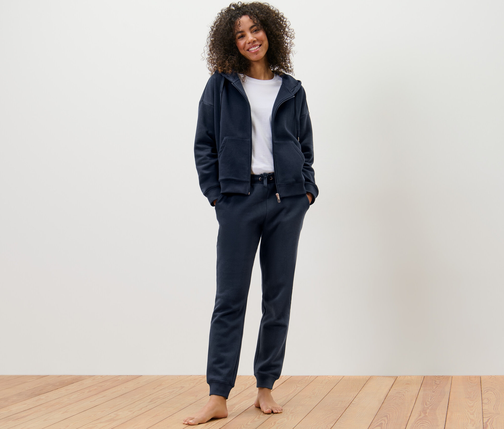 Femme portant un survêtement d’intérieur bleu marine.