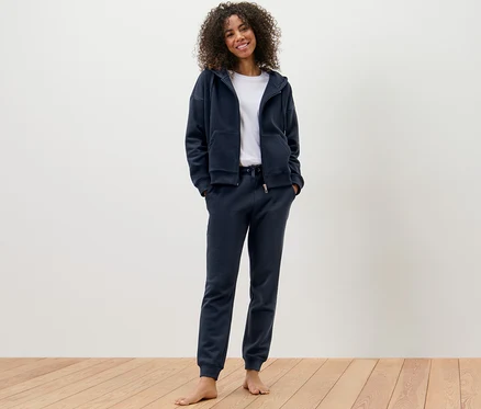 Femme portant un survêtement d’intérieur bleu marine.
