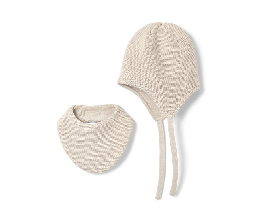 Bonnet et écharpe en maille pour bébé couleur crème.