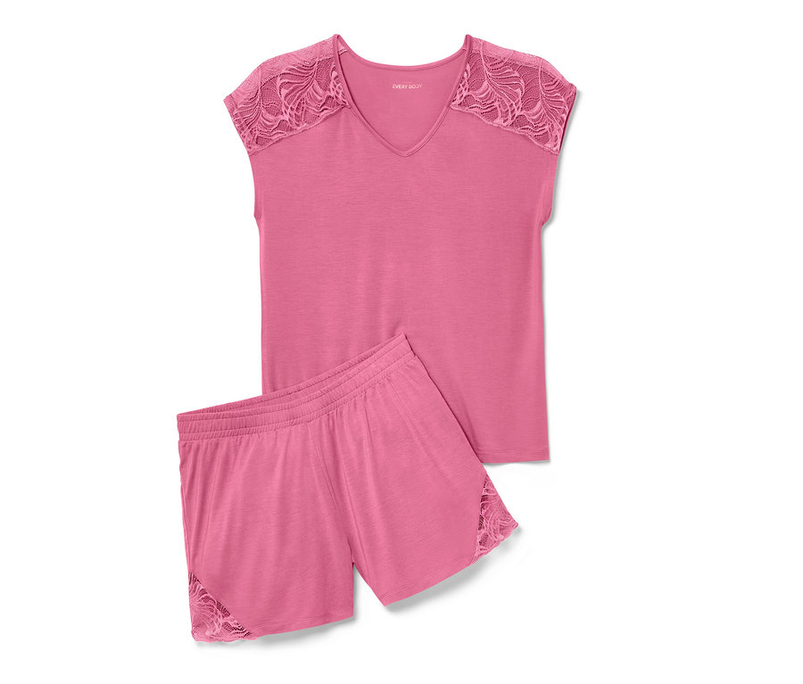 Un ensemble pyjama shorty rose avec des détails en dentelle sur les épaules et les jambes.