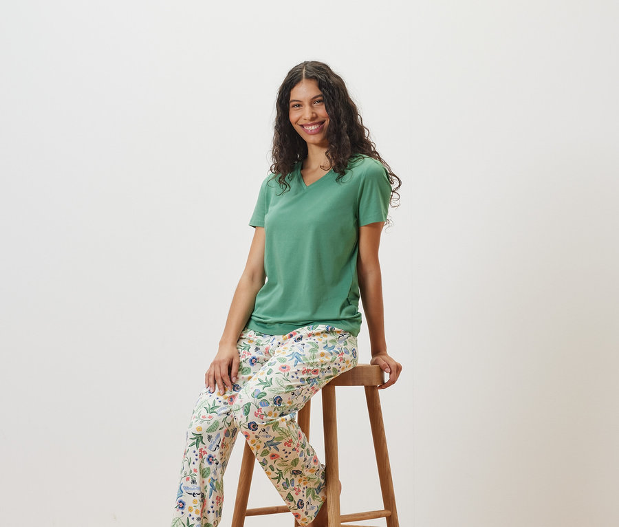 Femme assise sur un tabouret portant un ensemble pyjama.