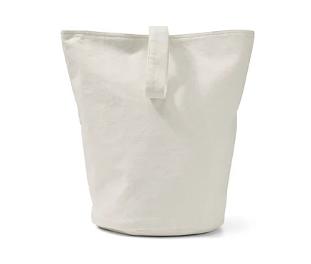 Une corbeille de rangement crème avec lanière.