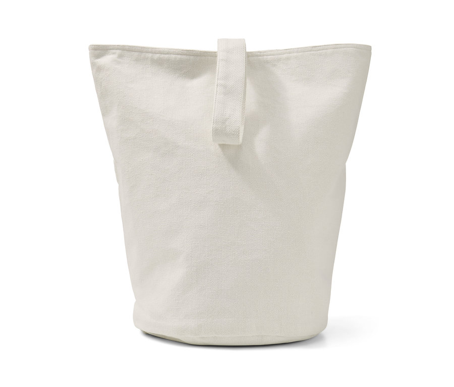 Une corbeille de rangement crème avec lanière.