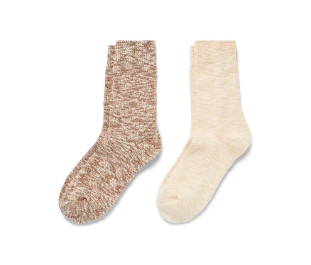Deux paires de chaussettes en maille. Une paire est marron et l'autre crème.