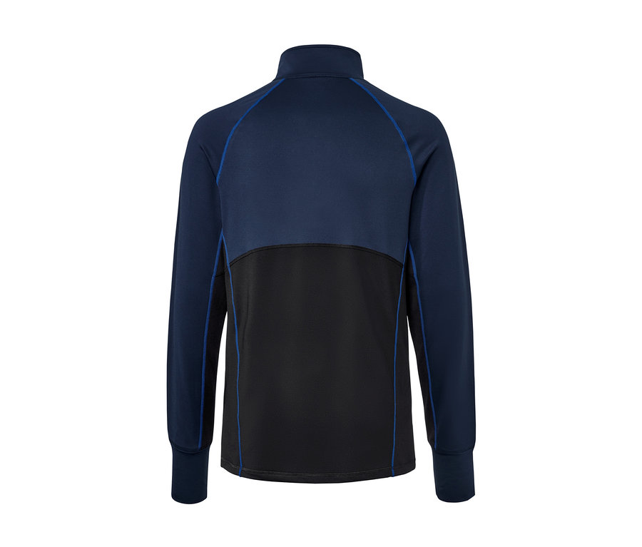 Gros plan sur un t-shirt fonctionnel thermique marine et noir.
