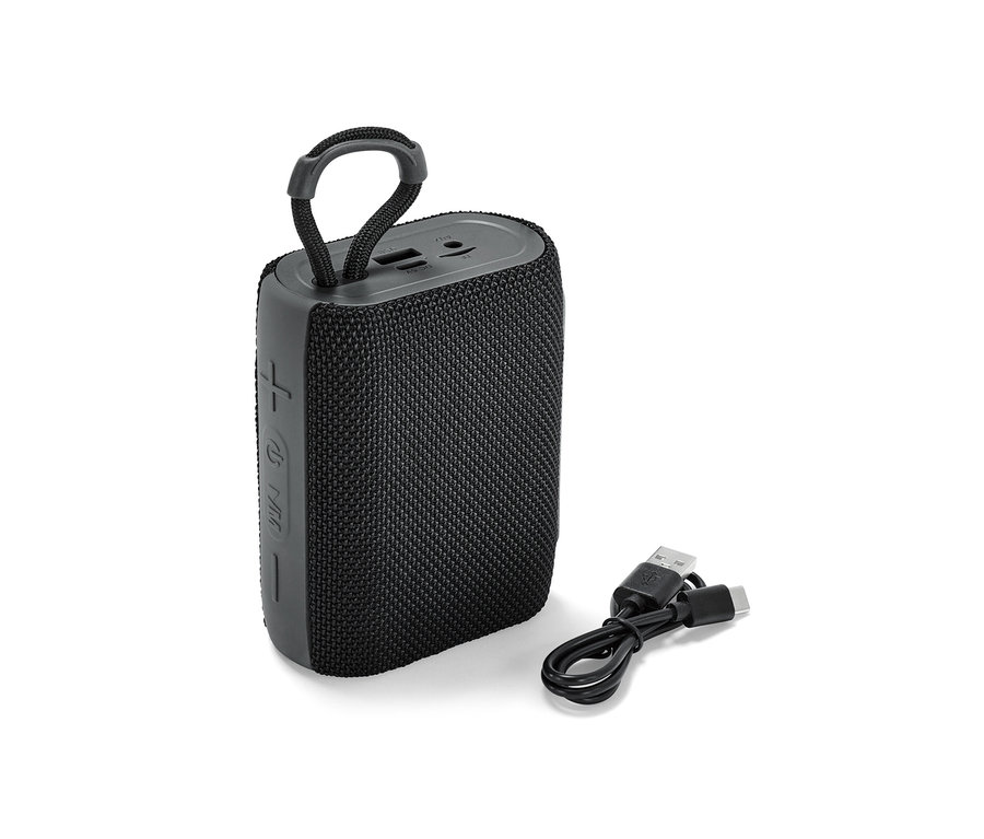 Un haut-parleur Bluetooth® noir et un câble de chargement reposent sur un fond blanc.