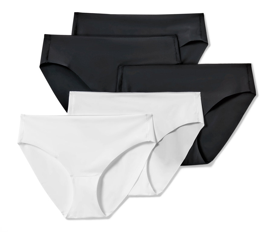 Quatre slips Magic Cut, 5 pièces, deux noirs et deux blancs, sont posés les uns sur les autres.