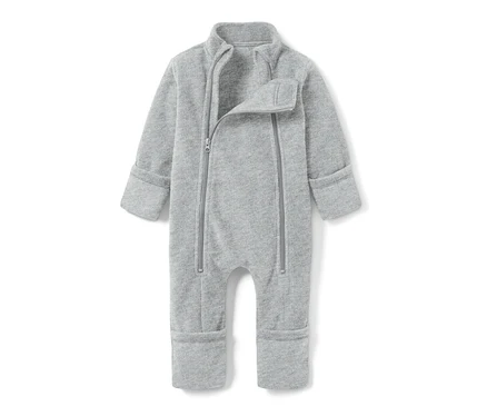 Combinaison en polaire grise pour bébé avec manches longues et fermeture éclair.