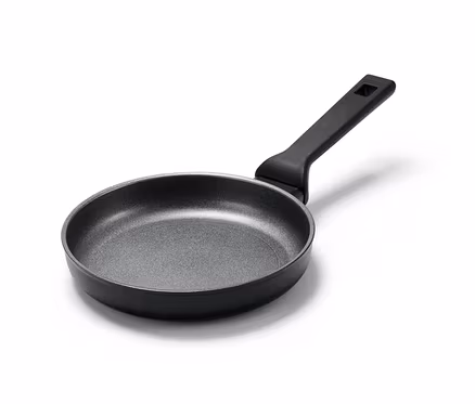 Une poêle en aluminium de qualité professionnelle d'environ 20 cm sur un fond blanc.