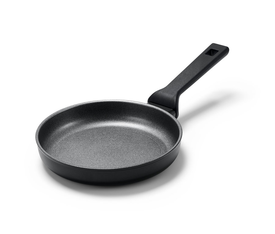 Une poêle en aluminium de qualité professionnelle d'environ 20 cm sur un fond blanc.