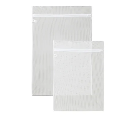Deux grands filets à linge blancs de différentes tailles sont superposés.