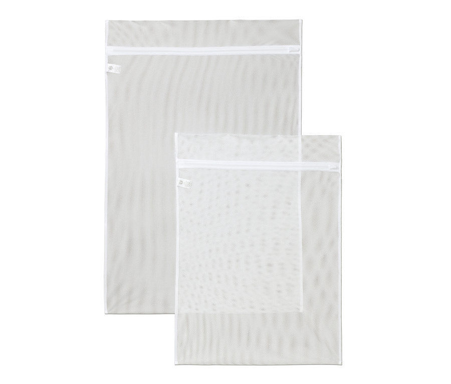 Deux grands filets à linge blancs de différentes tailles sont superposés.