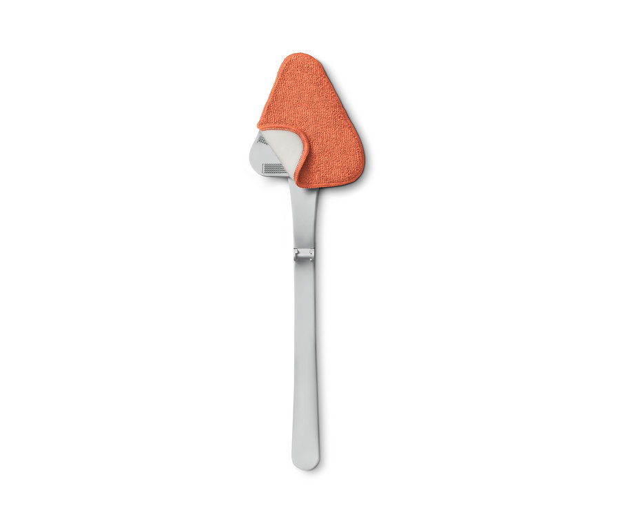 Outil de nettoyage pour vitres intérieures de voiture avec une tête triangulaire orange en microfibre.