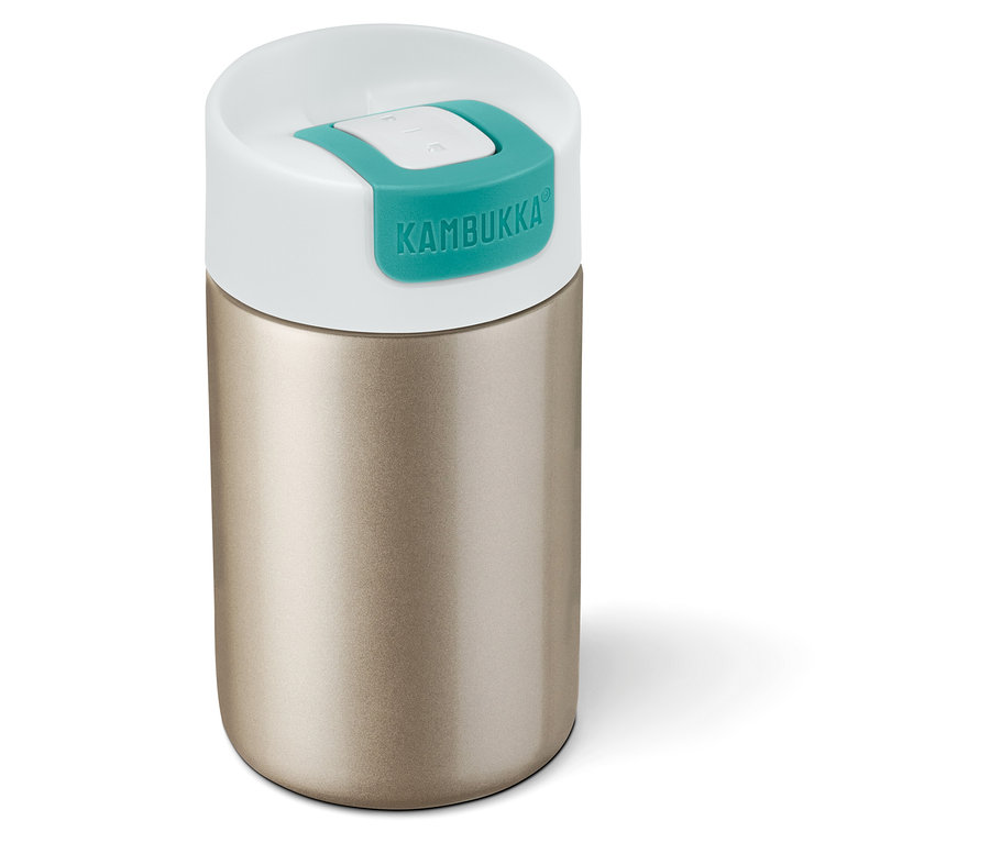 Un gobelet doré Kambukka To-Go sur fond blanc.