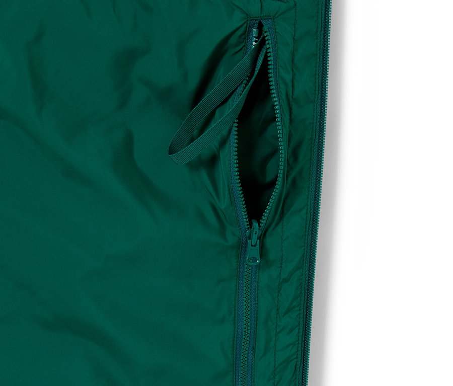 Gros plan sur un gilet sans manches matelassé à ranger vert avec une fermeture éclair et une boucle.
