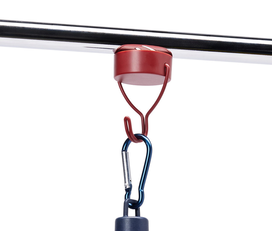 Une lampe bleue est suspendue à une tige métallique à l'aide de 3 crochets magnétiques.