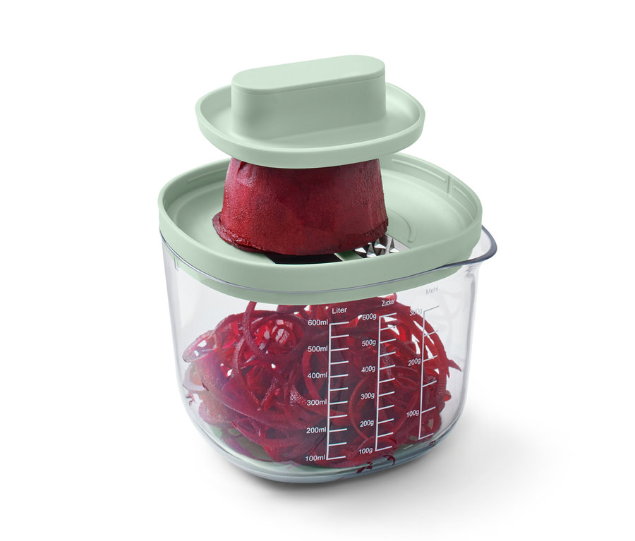 Des betteraves rouges sont coupées dans un ensemble de cuisson et de préparation.