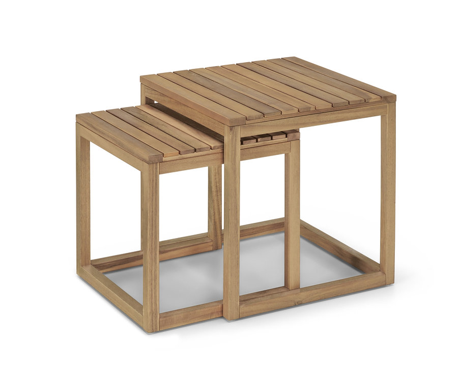 Un ensemble de 2 tables d'appoint »Lenja« en bois d'acacia se tient sur un fond blanc.