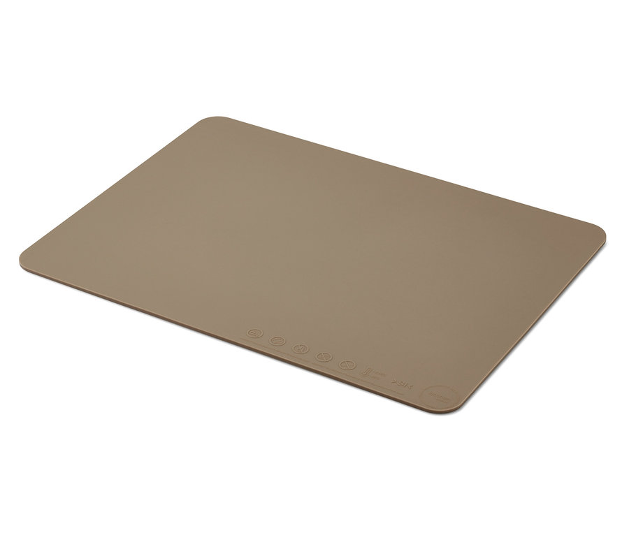 Un tapis de cuisson double face beige posé sur un fond blanc.