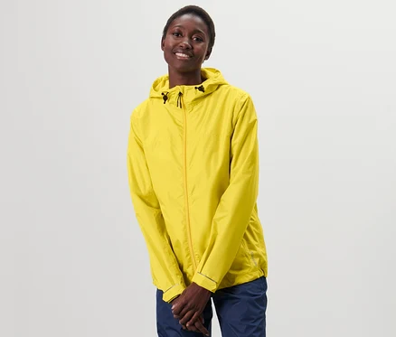Une femme porte une veste de pluie unisexe jaune.