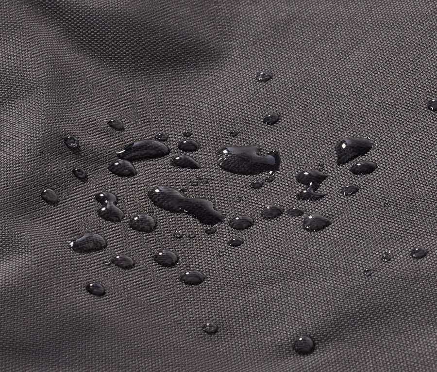 Gros plan d'un tissu noir avec des gouttes d'eau.