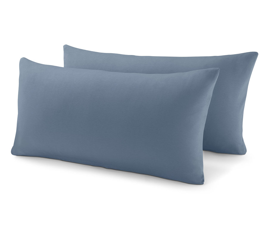 Deux taies d’oreiller en jersey gris bleu sont posées l’une à côté de l’autre.