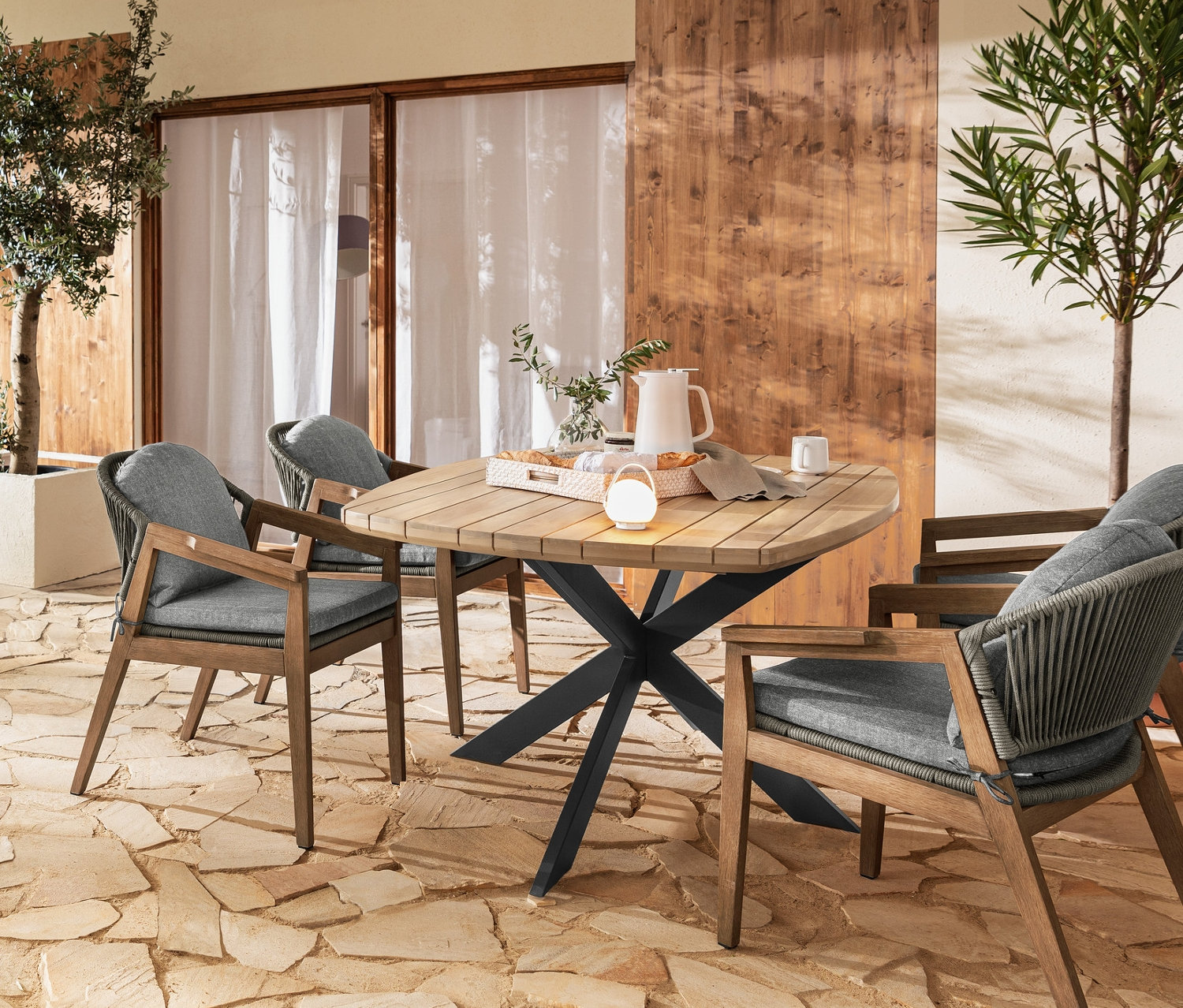 Coin repas extérieur avec table à manger avec pied en X moderne, env. 1,8 m, chaises de salle à manger design et corbeille de plage lounge premium avec toit.