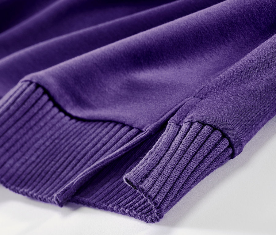 Détail d'un sweatshirt violet avec col montant.